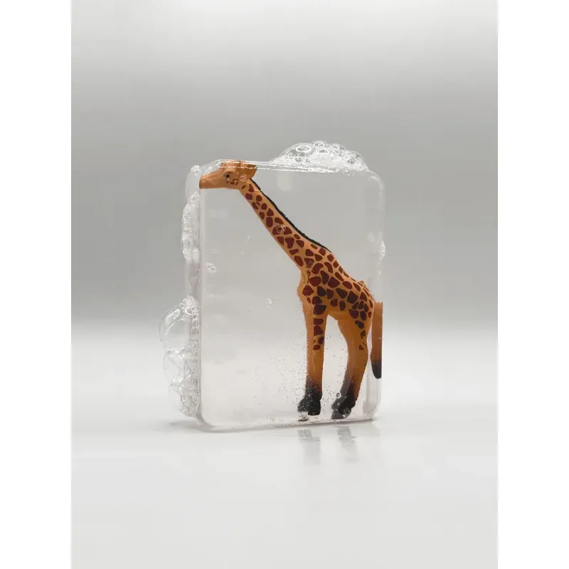 Savon avec figurine - Girafe jaune