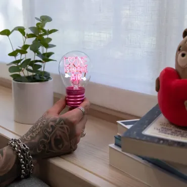 Lampe Décorative de Table en Forme d’Ampoule - Love is in the Air